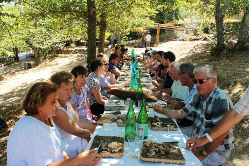 Spuntinu in monte, pranzo tipico alla sarda in campagna.